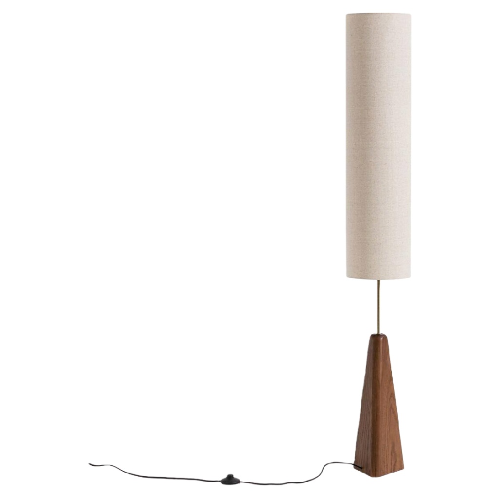 Lampadaire scandinave avec base en bois et abat-jour cylindrique en tissu