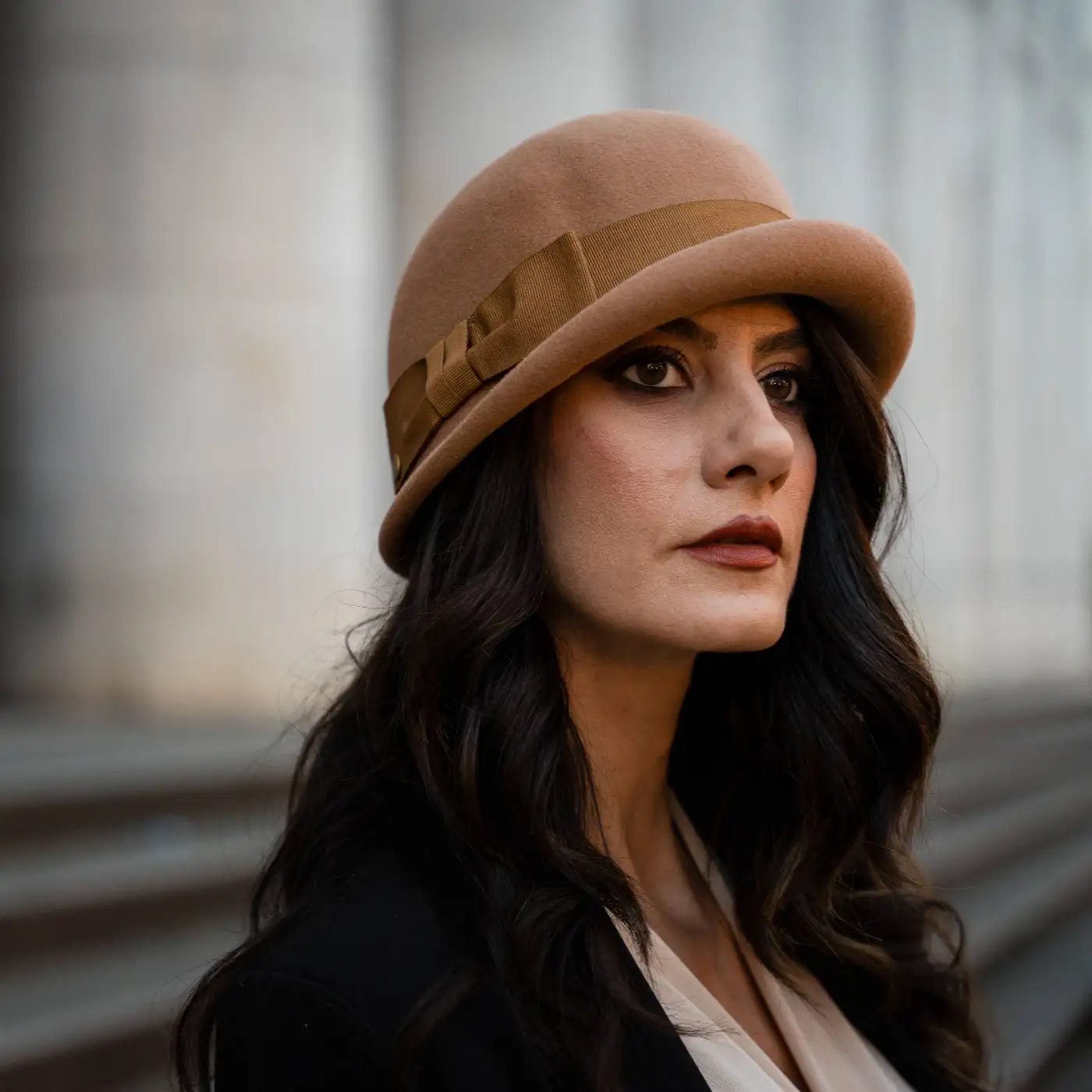 Cappello a Cloche in Feltro di Lana Merinos con Fiocco