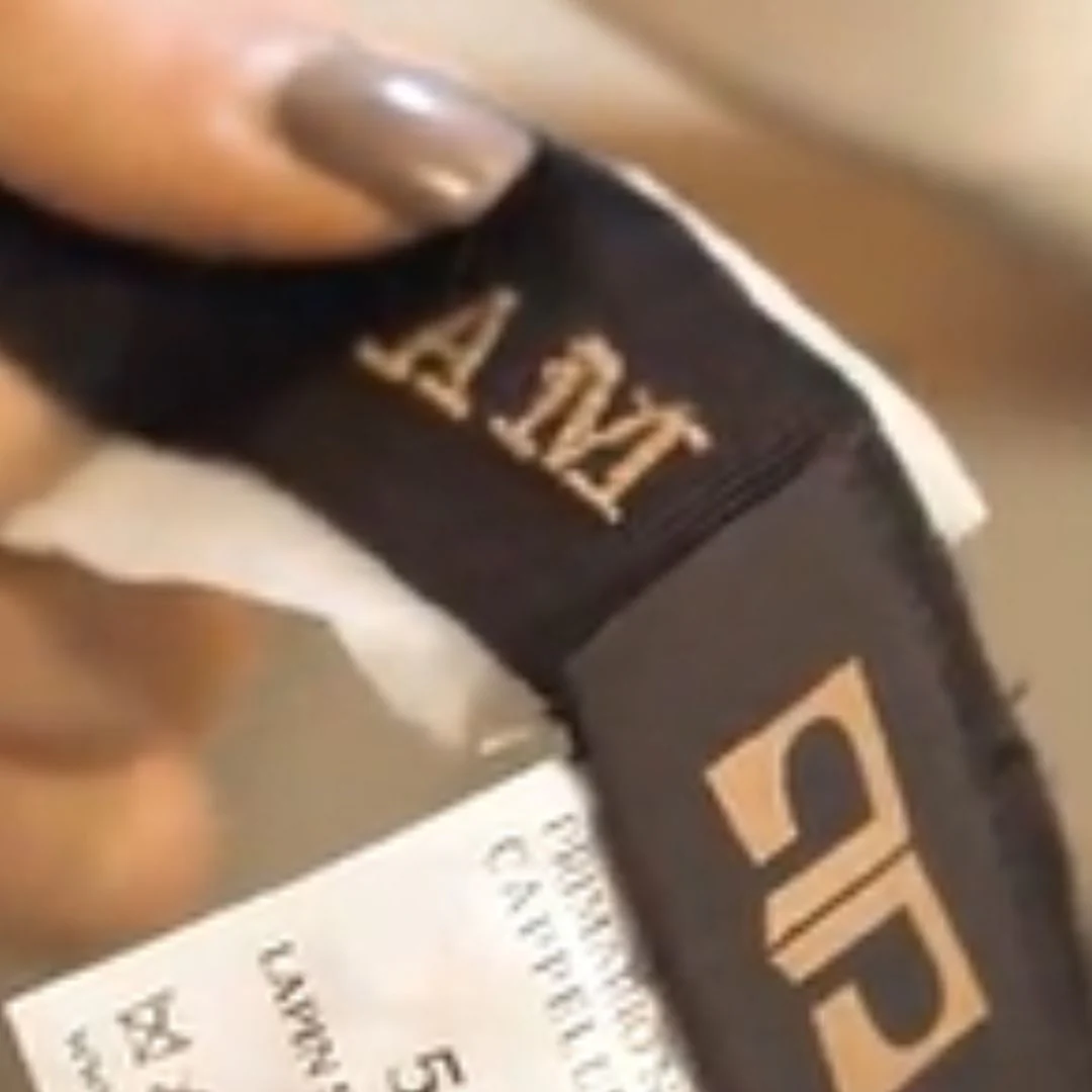 Iniziali ricamate nel nastro interno