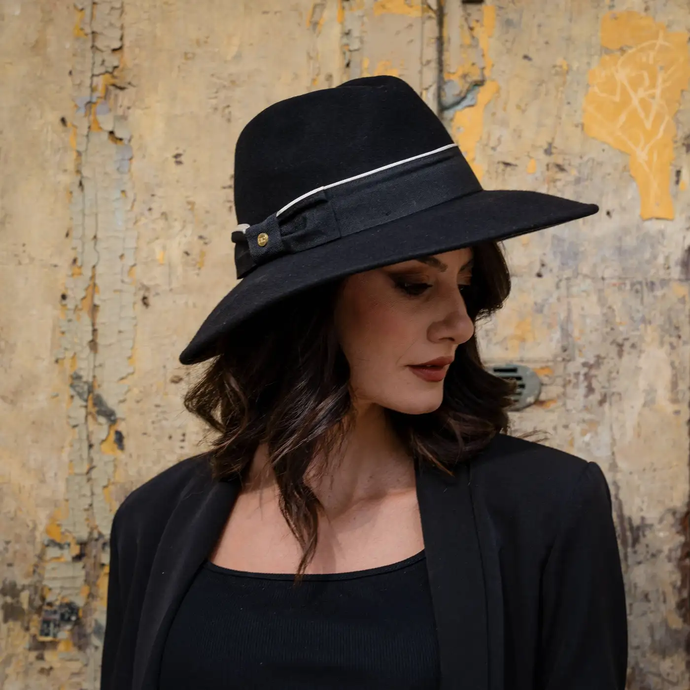 Cappello Signorile a Tesa Larga in Feltro di Lana Merinos con Fiocco