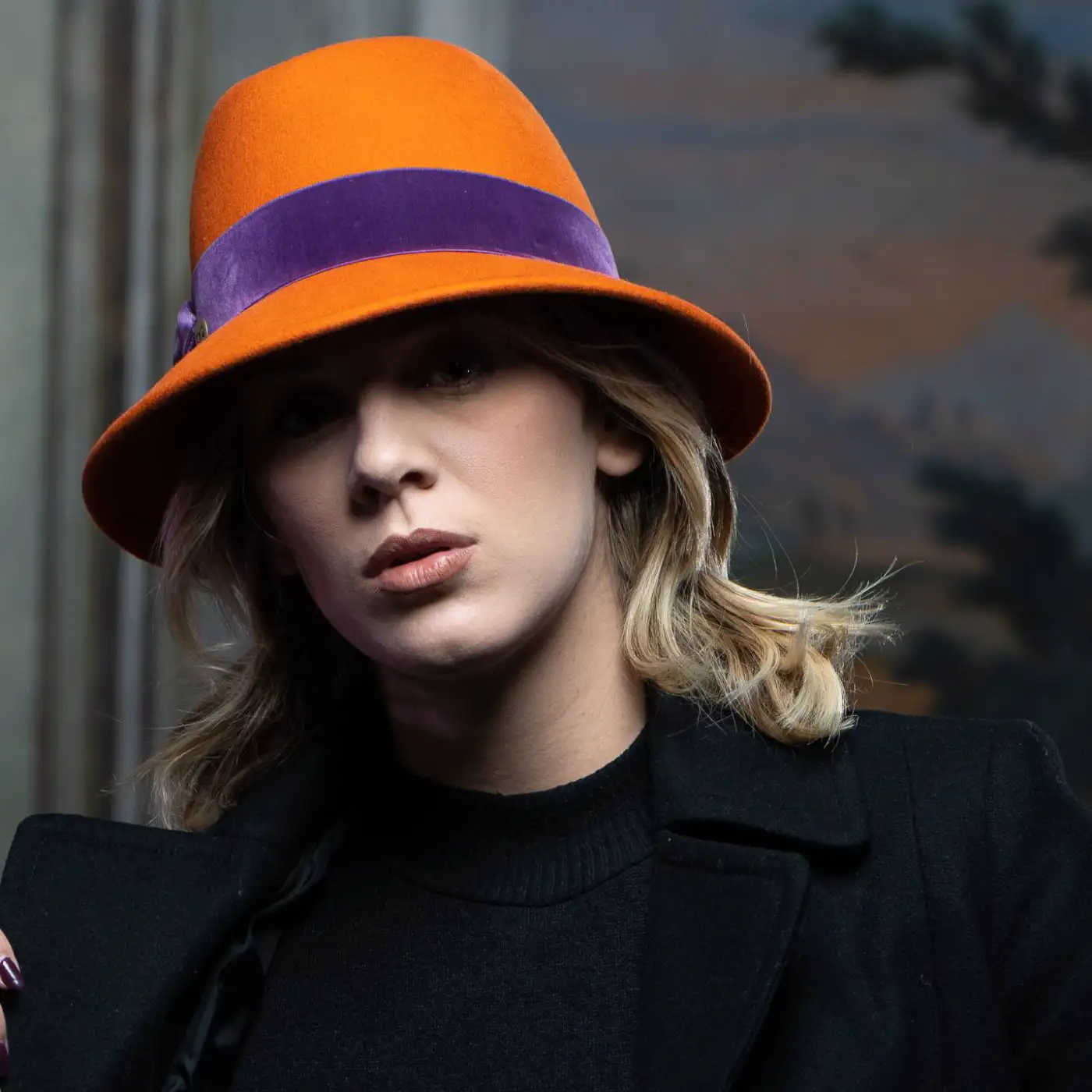 Cappello a Cloche con Corona Incavata a Tesa Corta