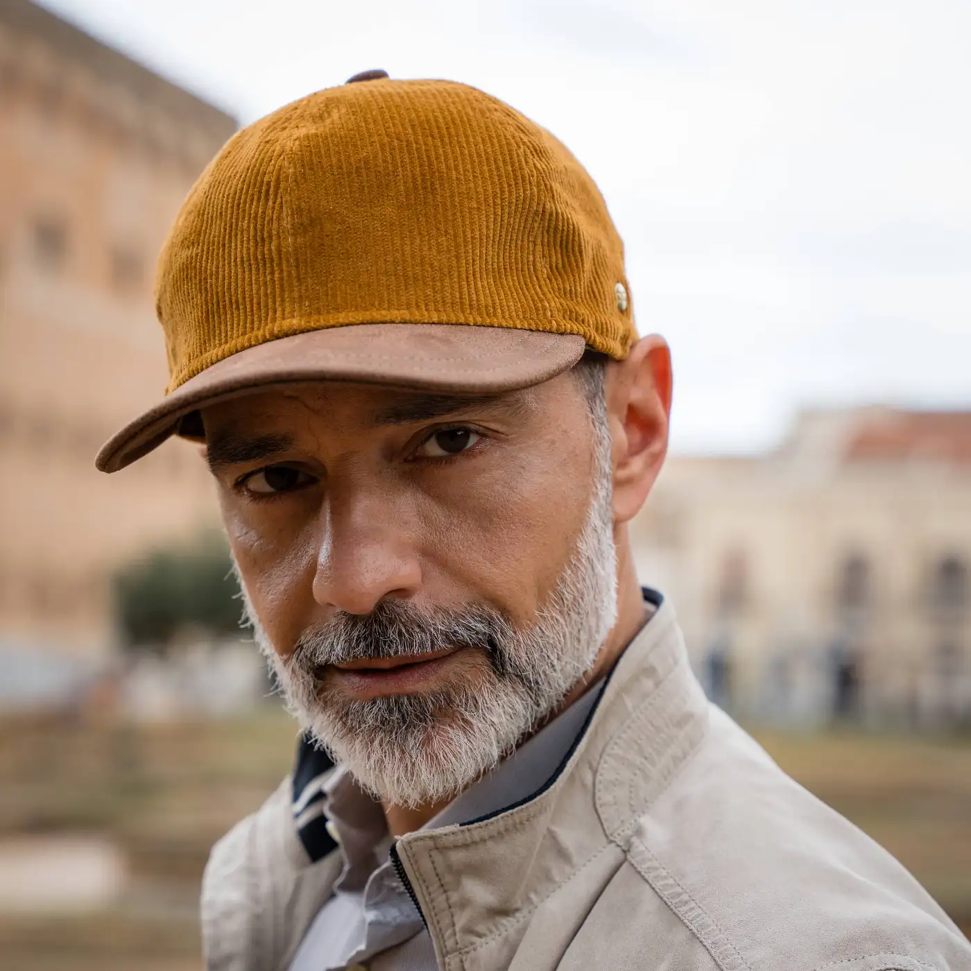 Berretto in Velluto con Visiera Rigida in Ecopelle