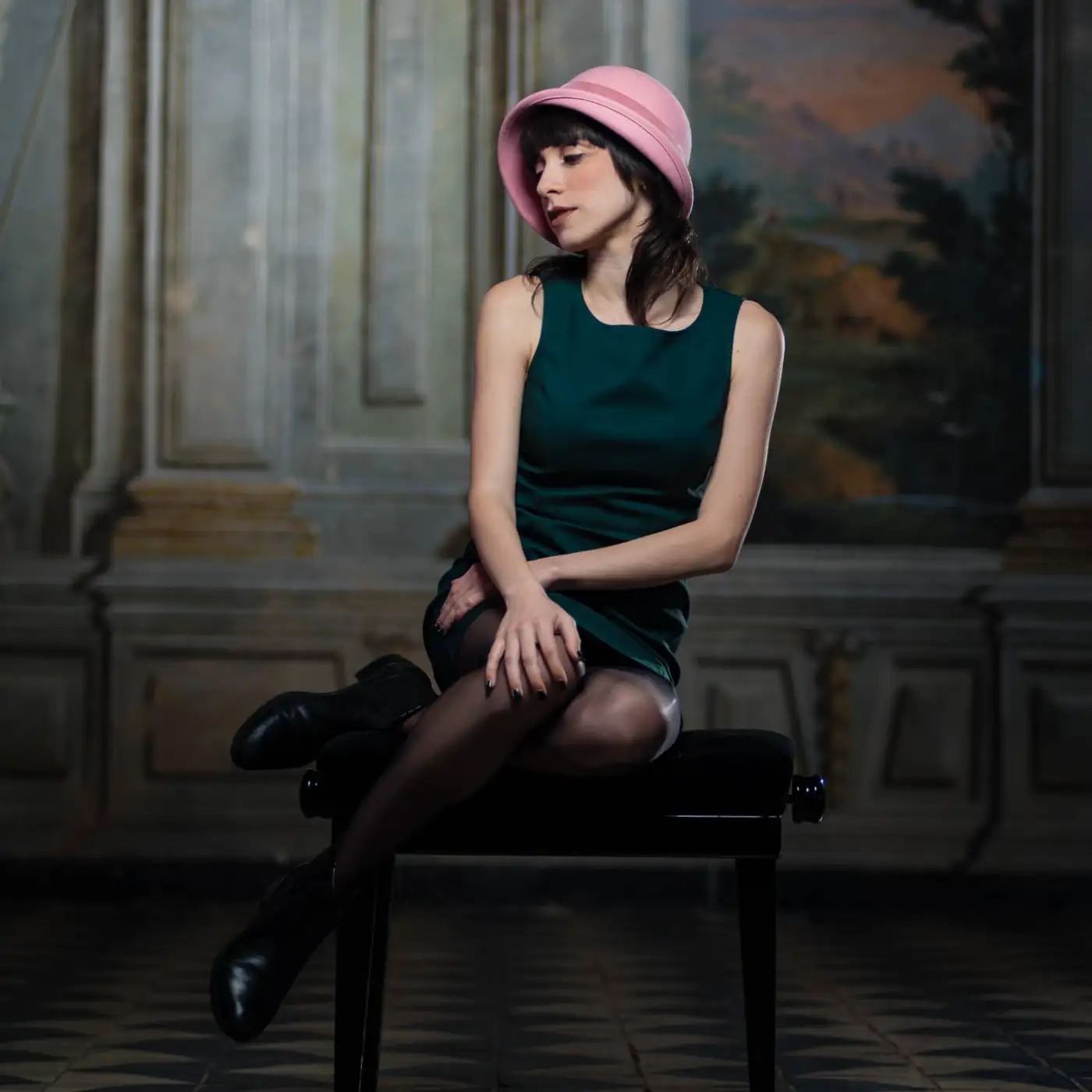 Cappello a Cloche in Feltro di Lana Merinos con Nastro di Velluto