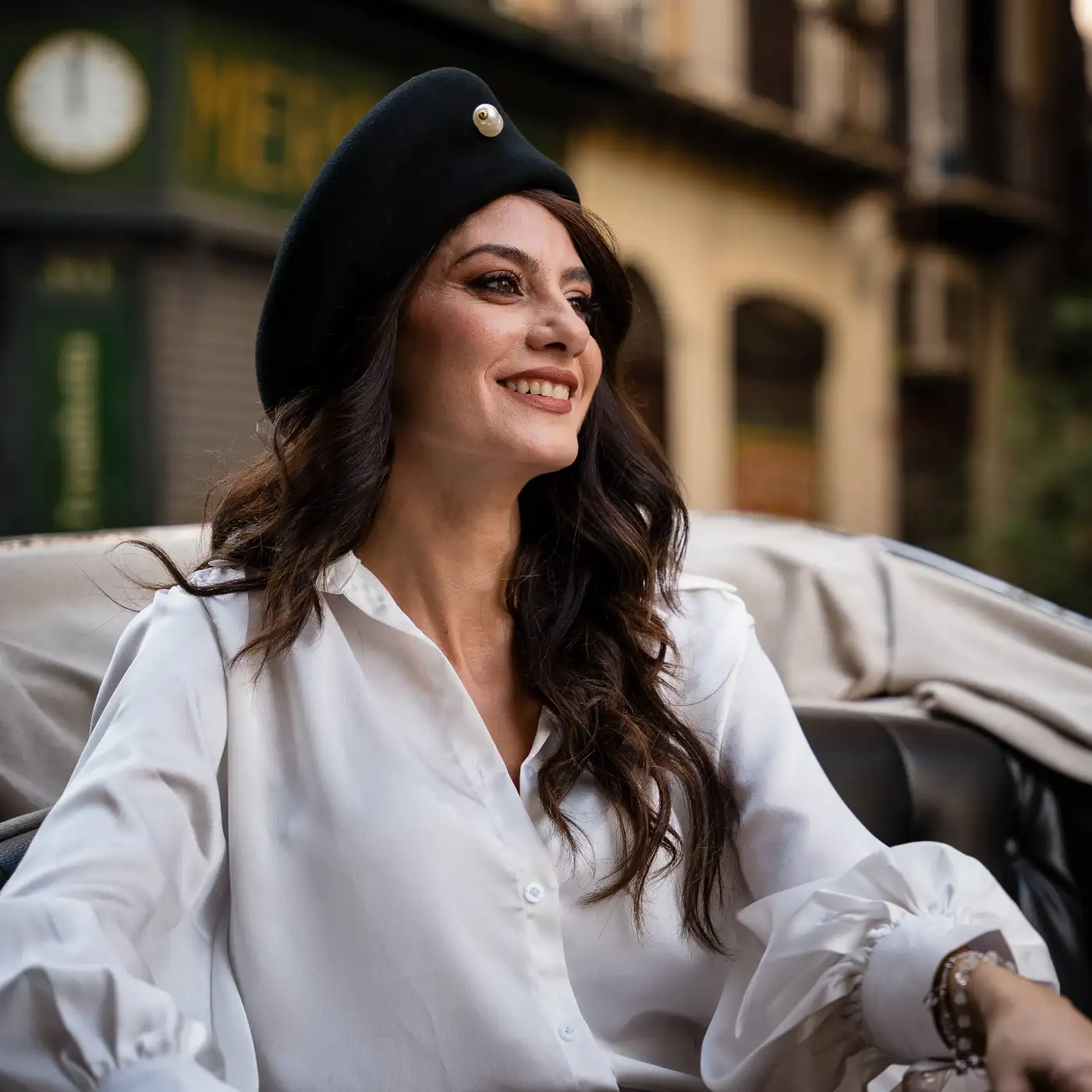 Basco Signorile in Lana Merinos con Spilla Perlata