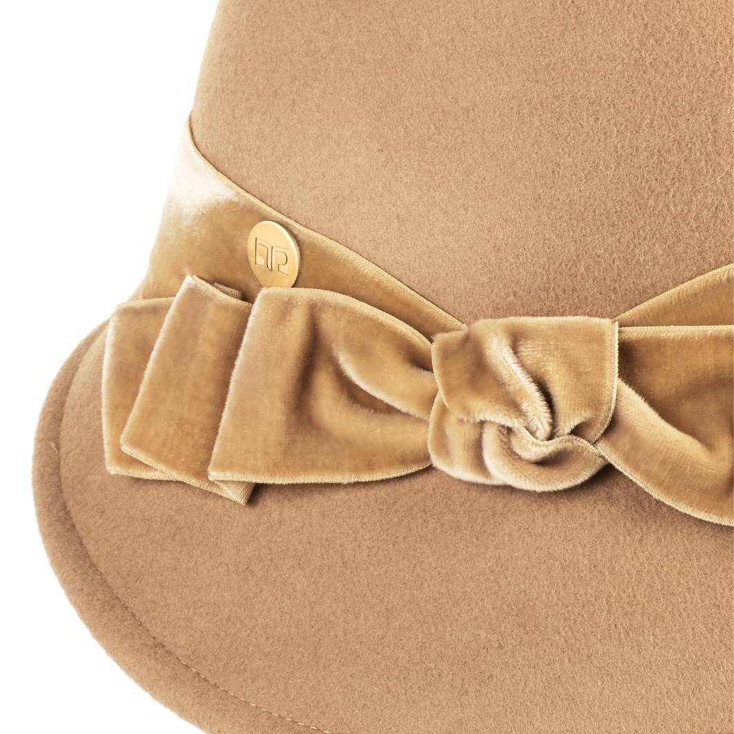 Cappello a Cloche in Feltro di Lana Merinos con Nastro di Velluto