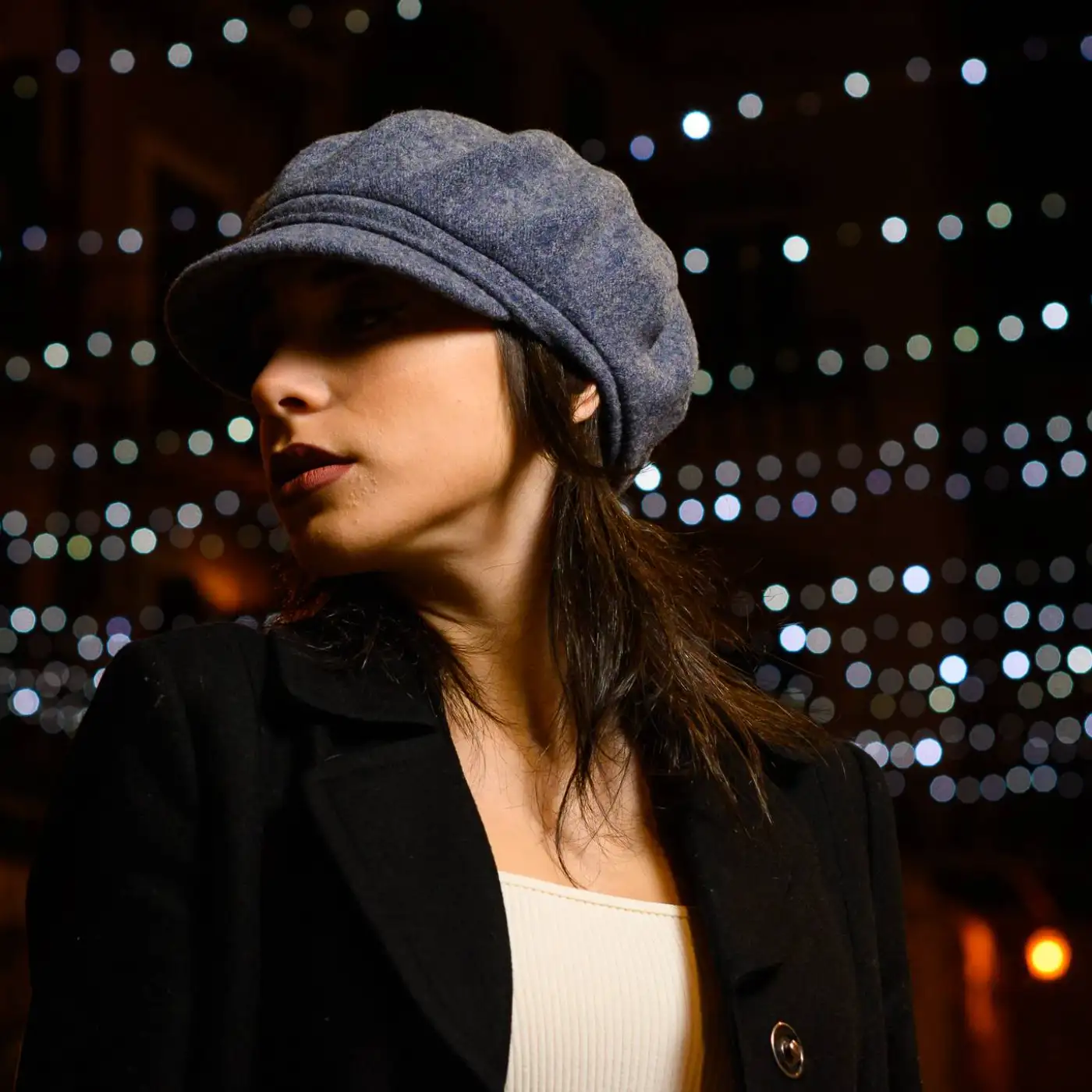 Basco con Visiera e Balze alla Francese in Lana