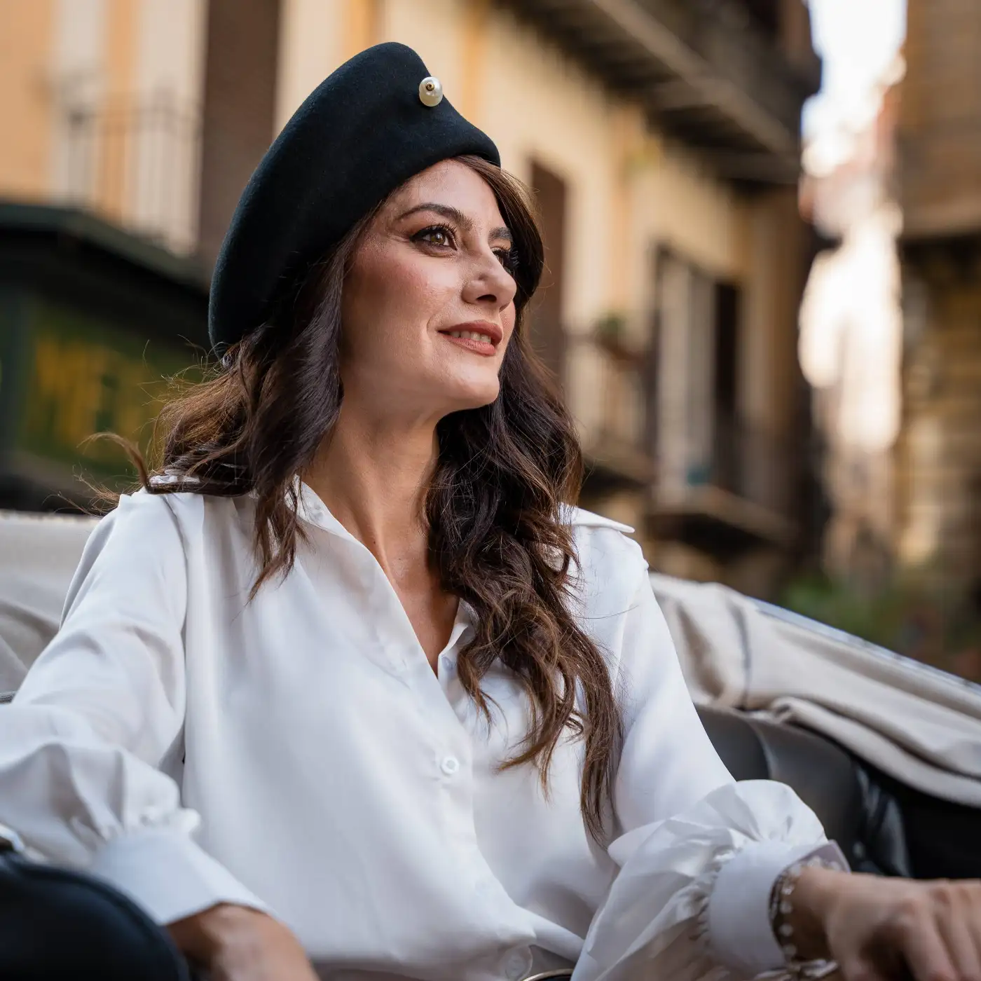 Basco Signorile in Lana Merinos con Spilla Perlata