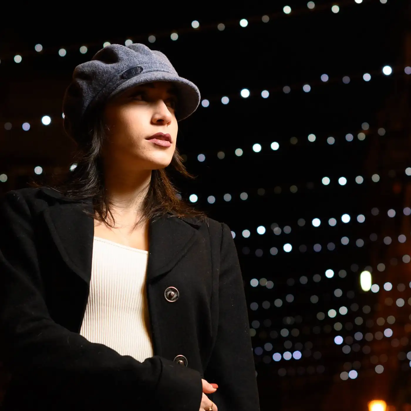 Basco con Visiera e Balze alla Francese in Lana