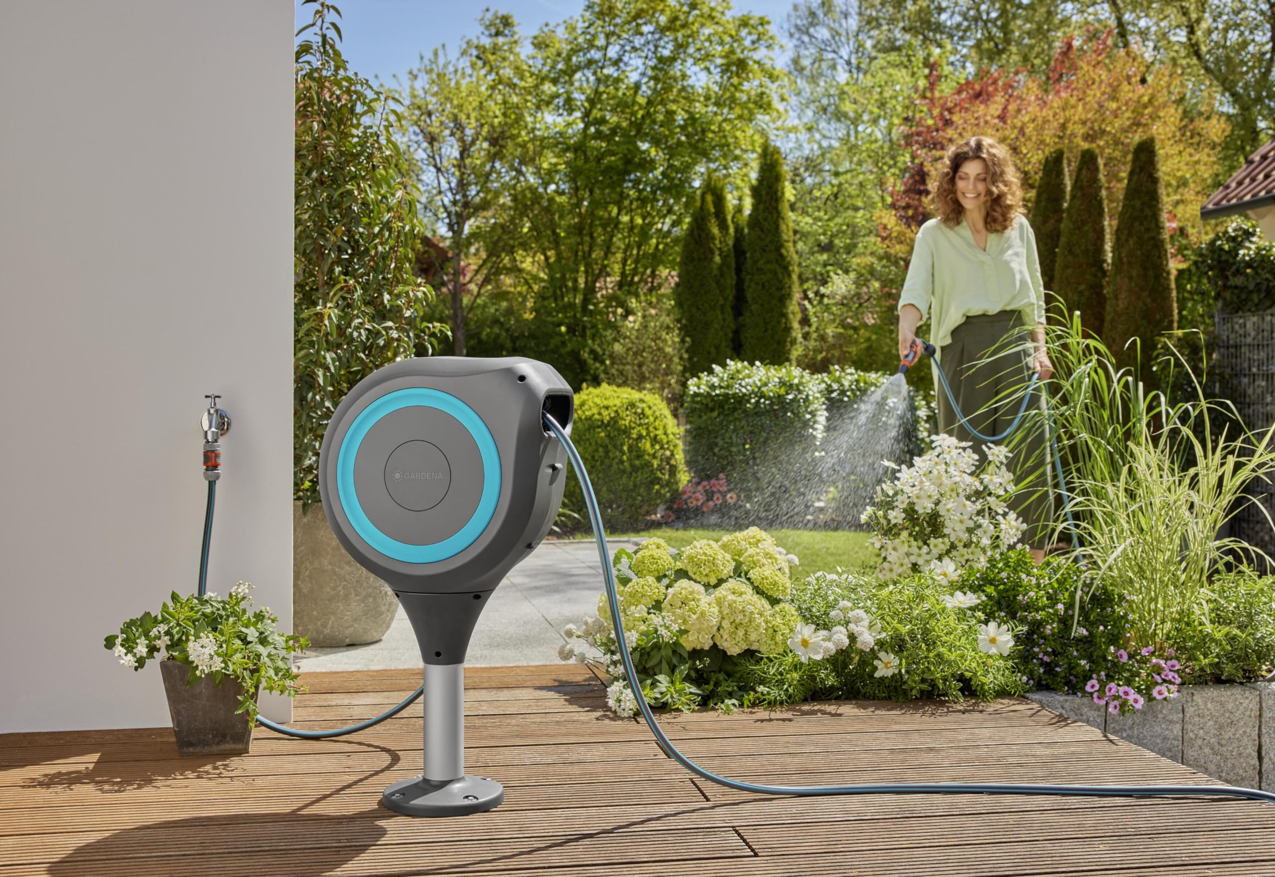 Gardena Cassetta Avvolgitubo da Terrazza RollUp M: Box resistente alle intemperie con tecnologia RollUp e tubo da 20 m, irrigazione per giardini di medie dimensioni con terrazza, avvolgimento automatico, turchese (18615-20)