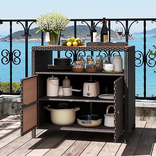 KOMFOTTEU Armadio da giardino in rattan, credenza con piano di lavoro in legno di acacia, capannone in vimini con 2 ante e ripiano aperto, mobile per esterni Terreza, 90 x 53 x 86 cm