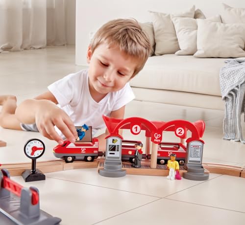 Hape Pista Città Trafficata   Oltre 50 pezzi con trenini a spinta, personaggi, gru e passaggio a livello compatibile per gioco ferroviario dai 3 anni in su : Giochi e giocattoli