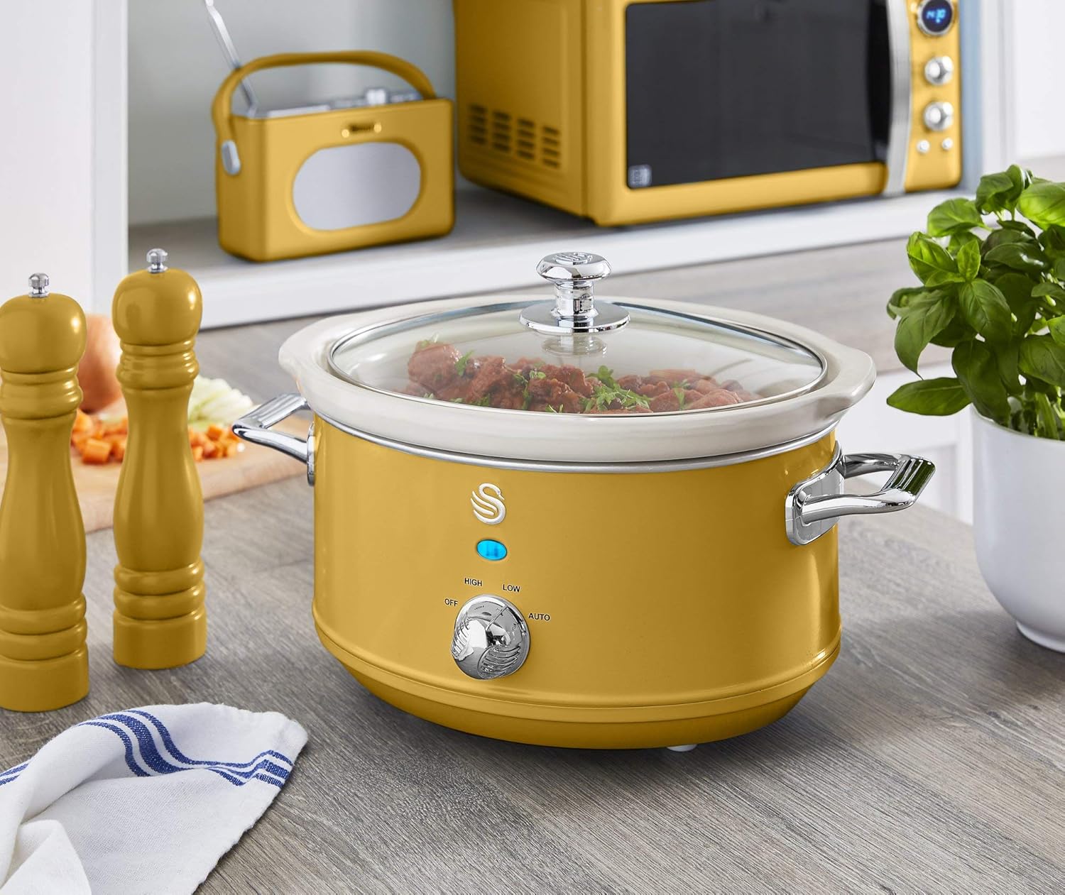 Swan Retro SF17021YELN Slow Cooker 3.5L Removable Cooking Container, Ceramic Non-Stick PFOA & PTFE Free, 3 Temperature Levels, Glass Lid, Vintage Design, Yellow, 200 W