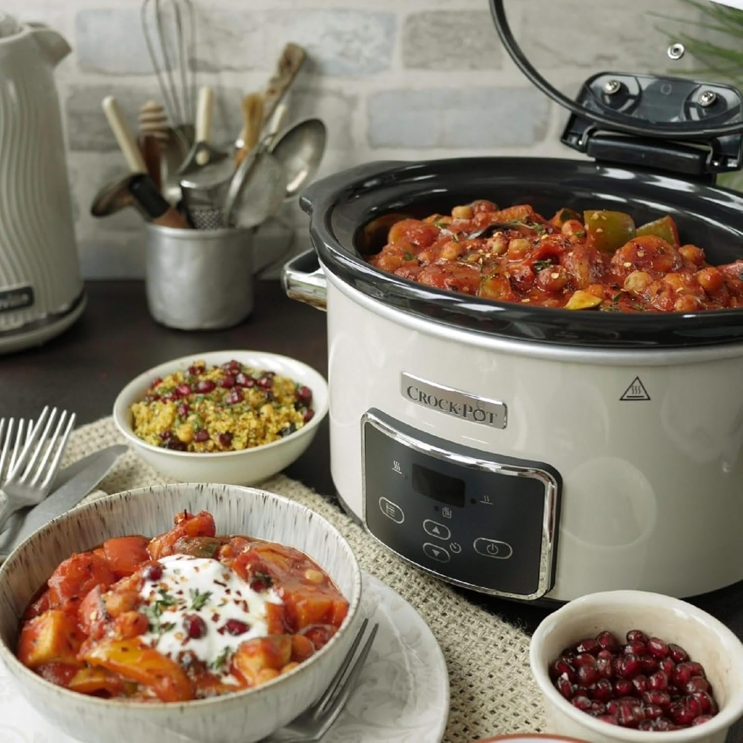 Crock-pot Slow Cooker, Slow Cooker, 3.5 Litres, Up to 4 People, Hinged Lid, Digital Countdown Timer, 2 Cooking Settings and Automatic Warm Function, 200 W, Ceramic, Beige