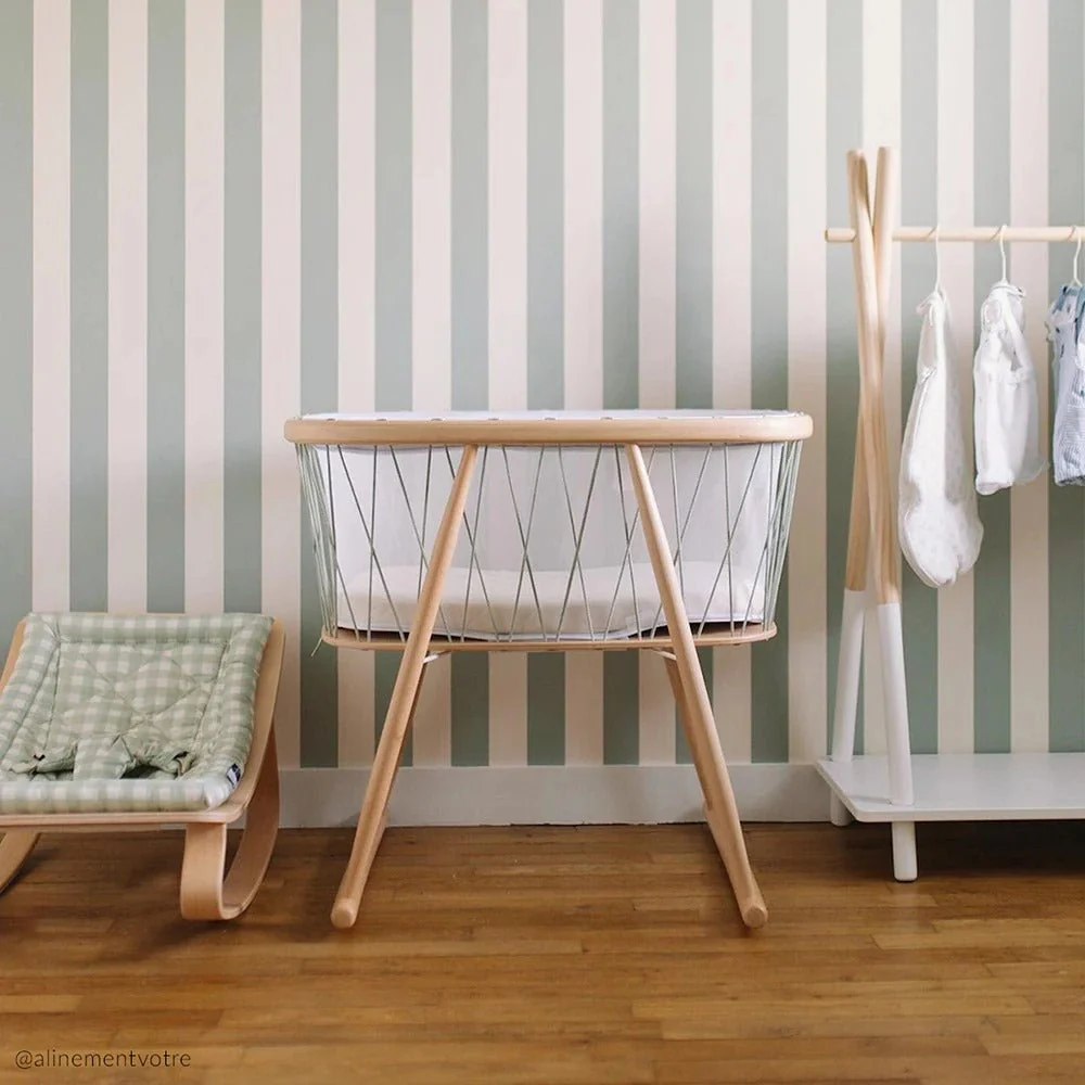 Culla KUMI di Charlie Crane – innovativa, trasparente, rotonda, bozzolo rassicurante, spazio aperto, dolce dondolio, lacci colorati, montaggio semplice, materiali sostenibili, certificata EN1130:2019