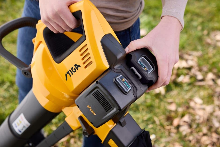 Stiga VS 100e 3in 1 aspirapolvere e soffiatore di foglie con smerigliatrice, Incl. 2 x 20 V (4 Ah) Batteria e caricabatterie : Giardino e giardinaggio