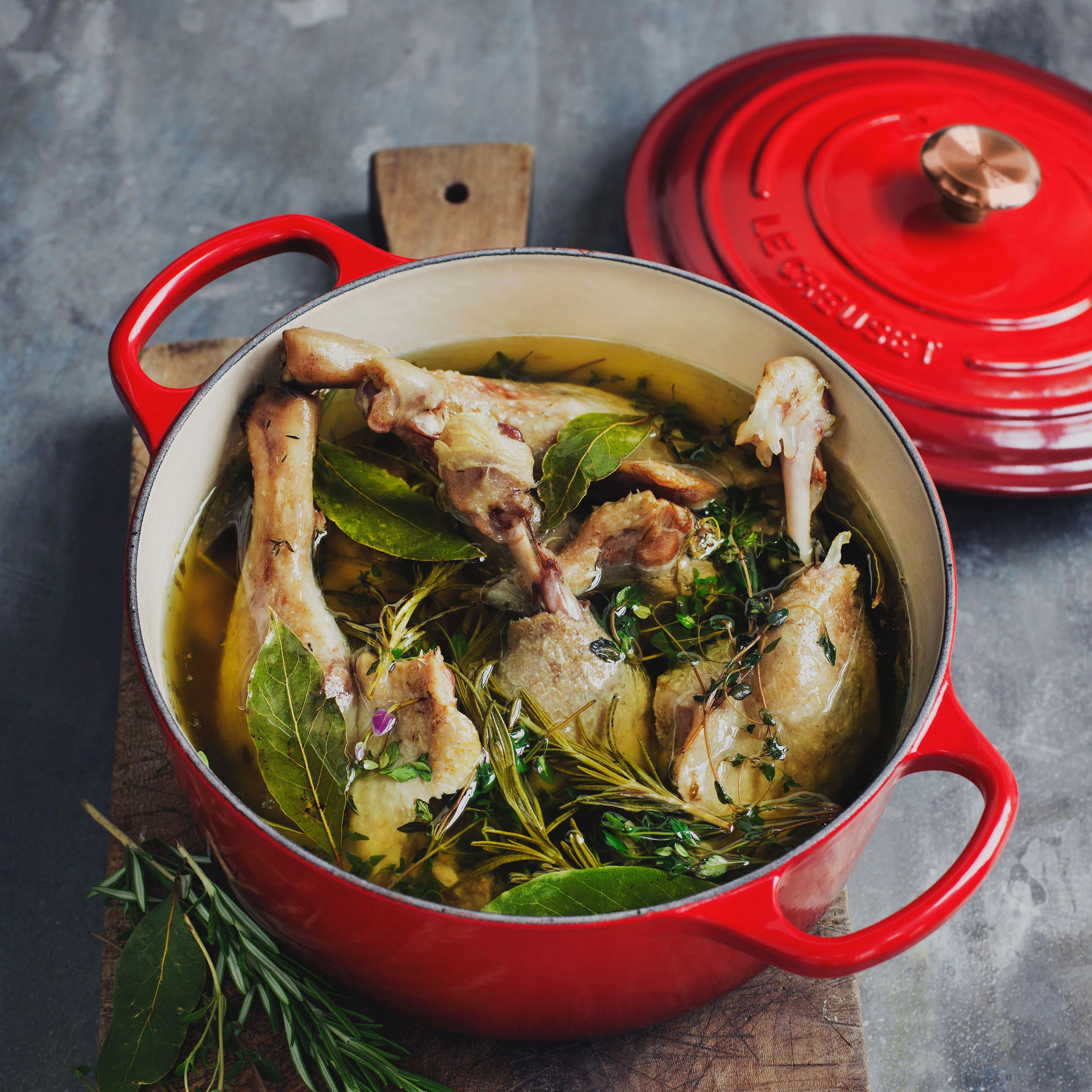 Le Creuset Signature – Forno Olandese Rotondo e Largo in Ghisa Smaltata da 6,75 qt, colore Cerise, con Pomello in Rame