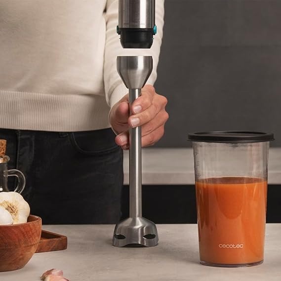 Cecotec Frullatore a Immersione Power Titanblack 1500 XL Perfectcream&Crush, 2300 W, 4 Lame Rivestimento Titanio Nero, Piede XL, Bicchiere 700 ml con Coperchio, Aste e Tritatutto con Becco Ghiaccio