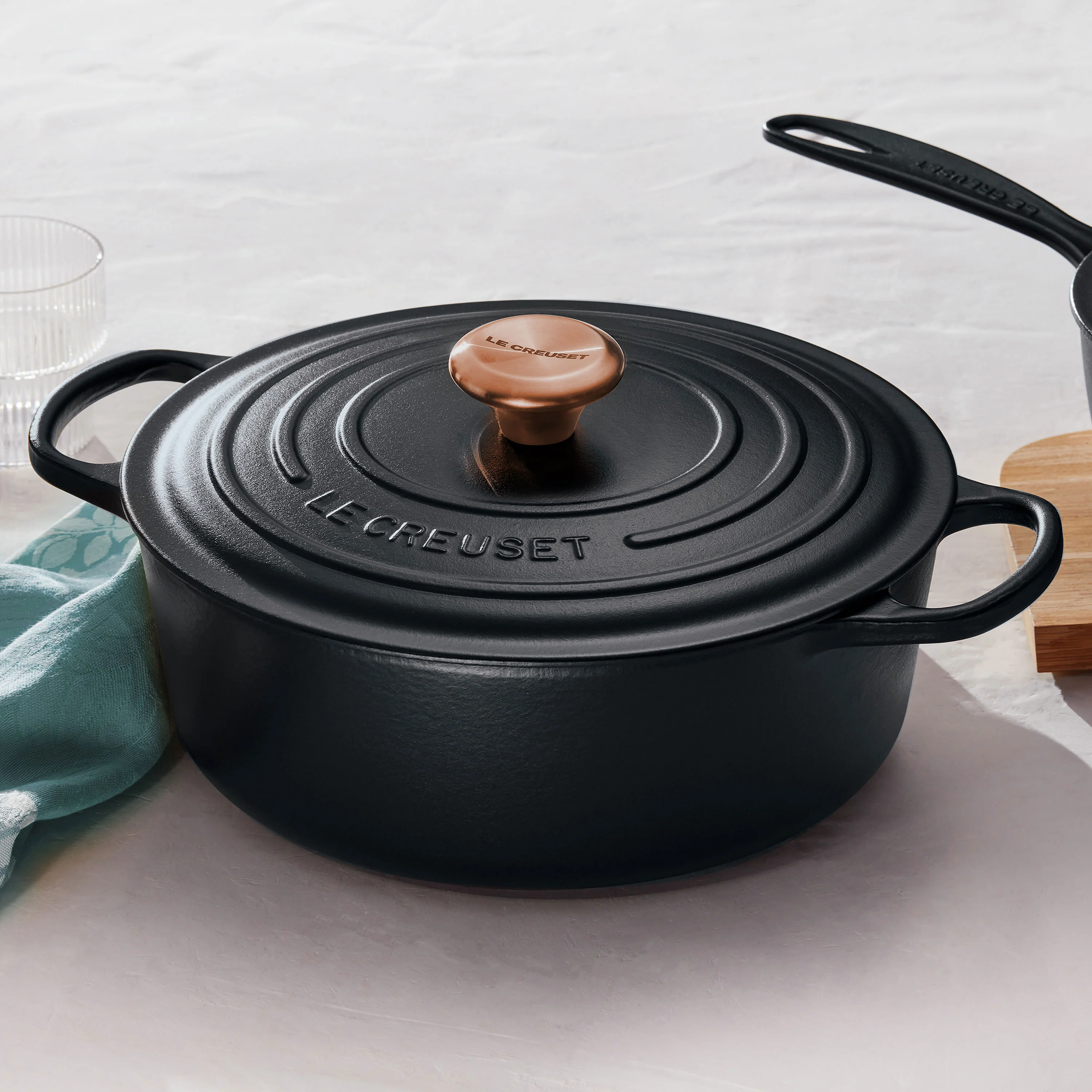 Le Creuset Signature – Forno Olandese Rotondo e Largo in Ghisa Smaltata da 6,75 qt, colore Licorice, con Pomello in Rame