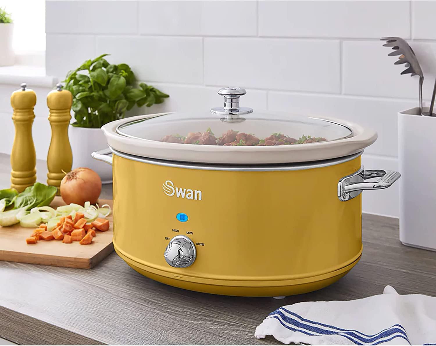 Swan Retro SF17031YELNEU Slow Cooker 6.5L Removable Container, Non-stick PFOA and PTFE Free Ceramic, 3 Temperature Levels, Glass Lid, Slow Cooker Vintage Design, Yellow, 320W