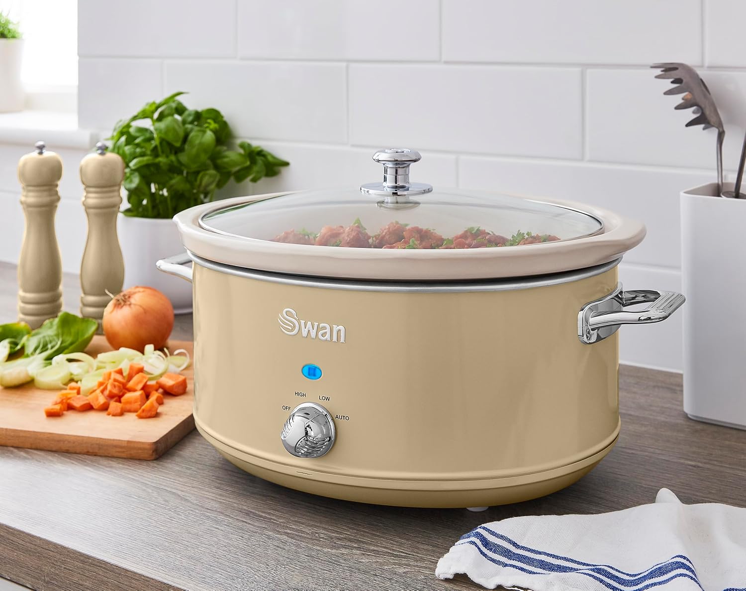 Swan Retro SF17031GN Slow Cooker 6.5L Removable Cooking Container, Ceramic Non-Stick PFOA & PTFE Free, 3 Temperature Levels, Glass Lid, Vintage Design, Green, 320 W
