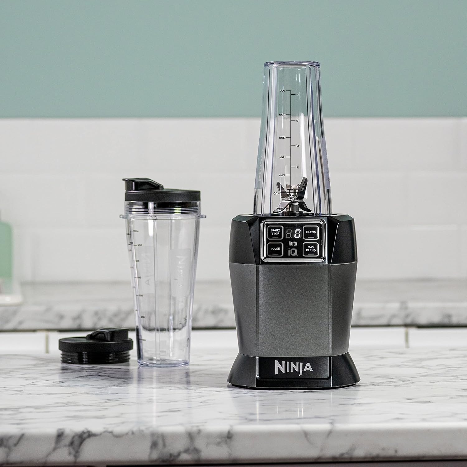 Ninja Frullatore 2 in 1, 1200 W, caraffa 2,1L, tazza 700ml, 3 programmi Auto-iQ: Blend, Max Blend, Crush, 4 impostazioni manuali, lavabile in lavastoviglie, nero, BN750EU