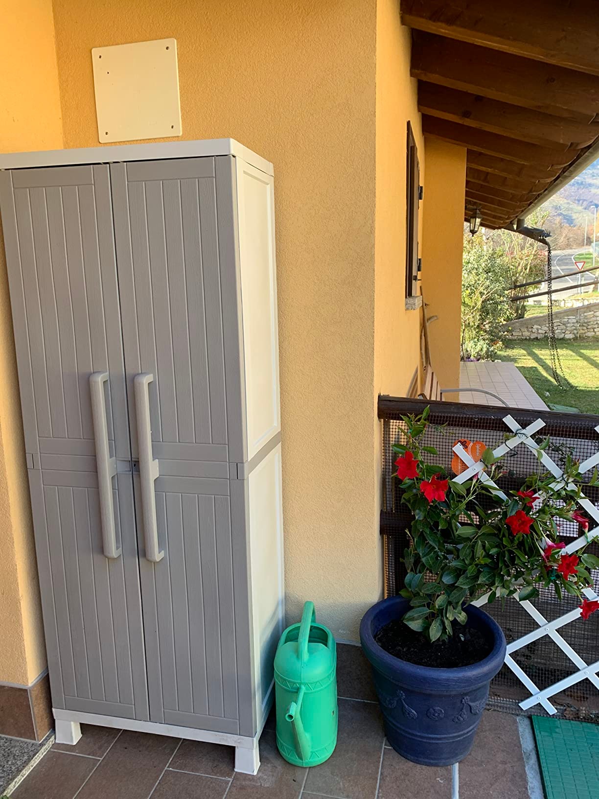 Toomax Armadio Wood Midi tuttopiani con 4 Ripiani, in plastica da Interni ed esterni, colore Grigio Tortora/Grigio Chiaro, dimensioni cm 65x37x165