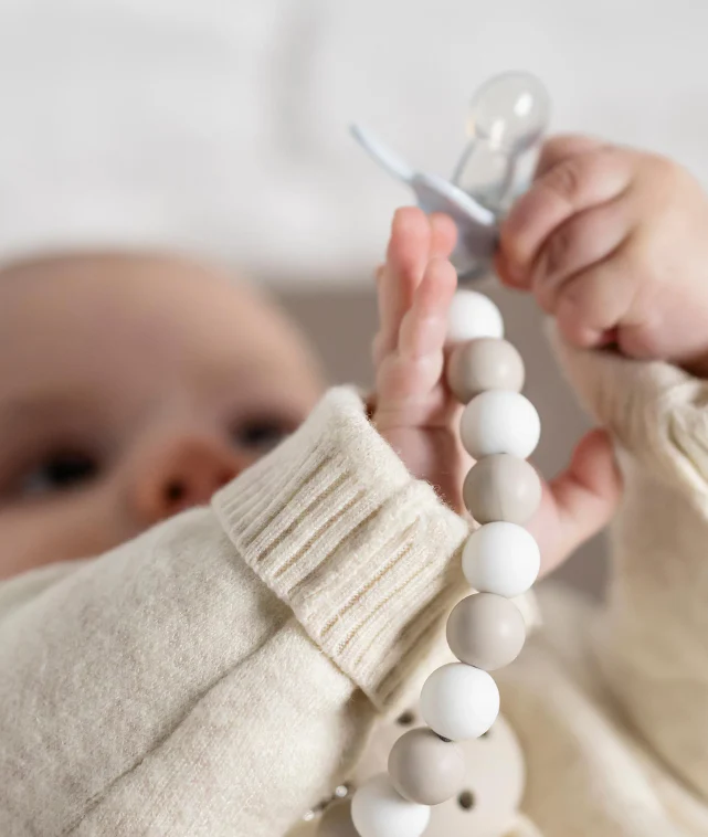 Nattou Corrente Chucha Argila e Branco