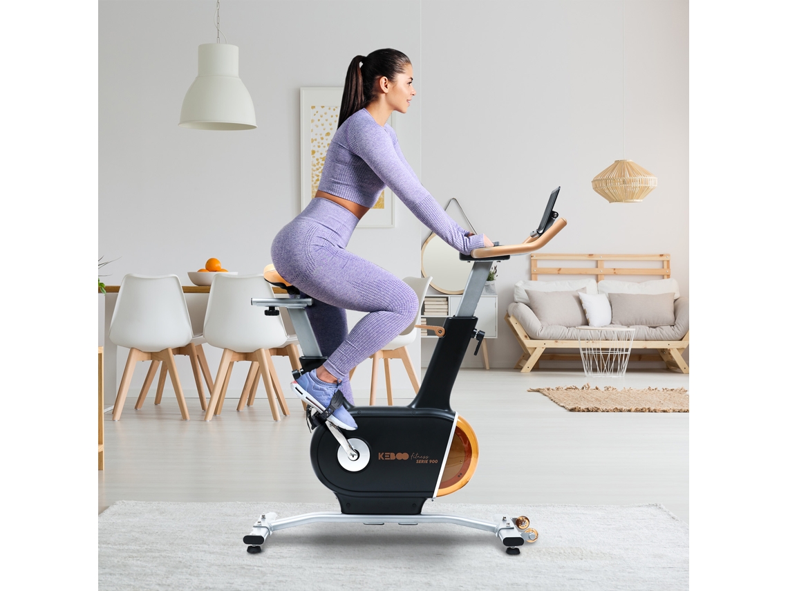 Bicicleta Estática Motorizada KEBOO Fitness Série 900 Black Freio Magnético Inércia 7 kg e 32 Níveis Pedais Antiderrapantes