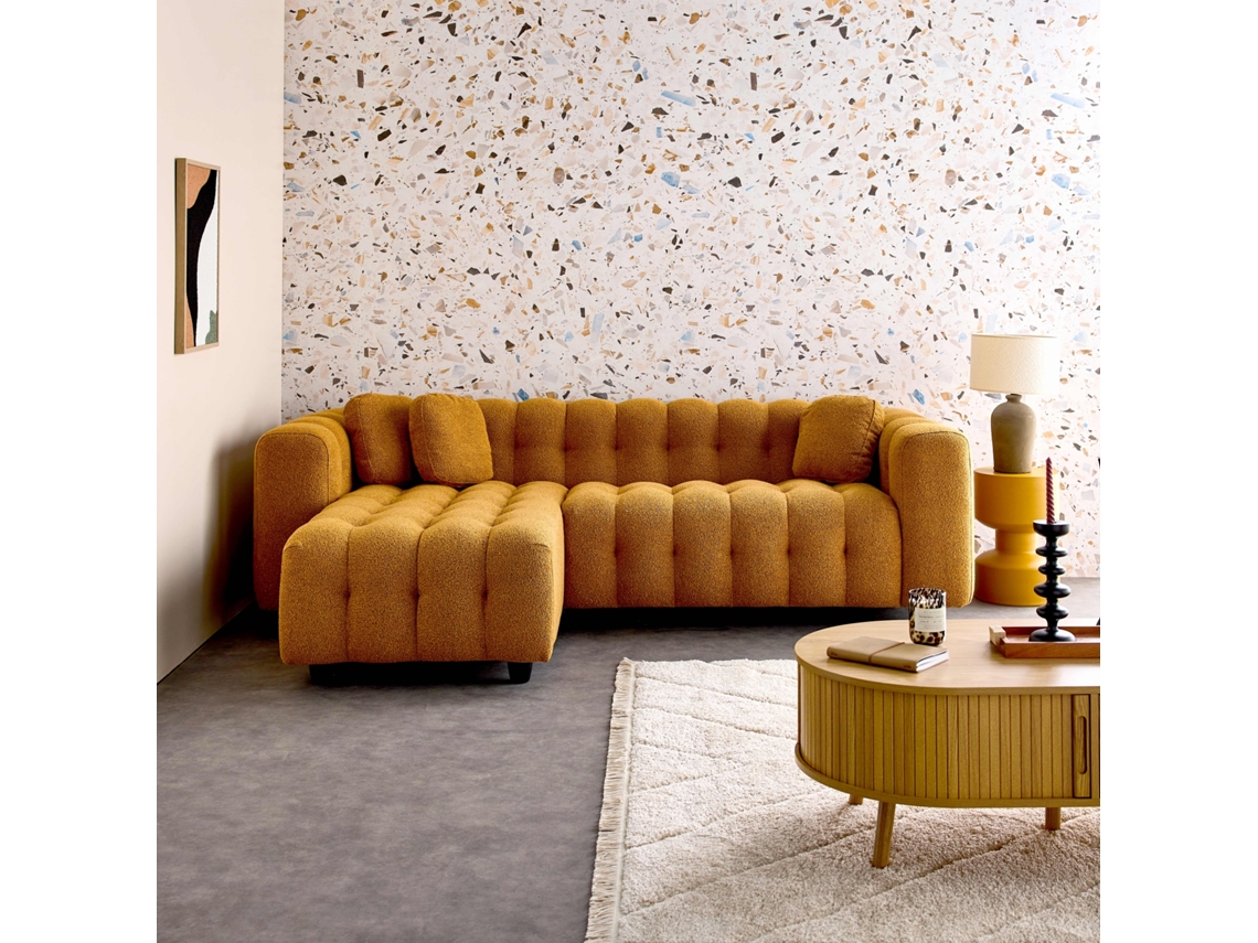 Sofá com borda reversível, tecido boucle texturizado, mostarda doce