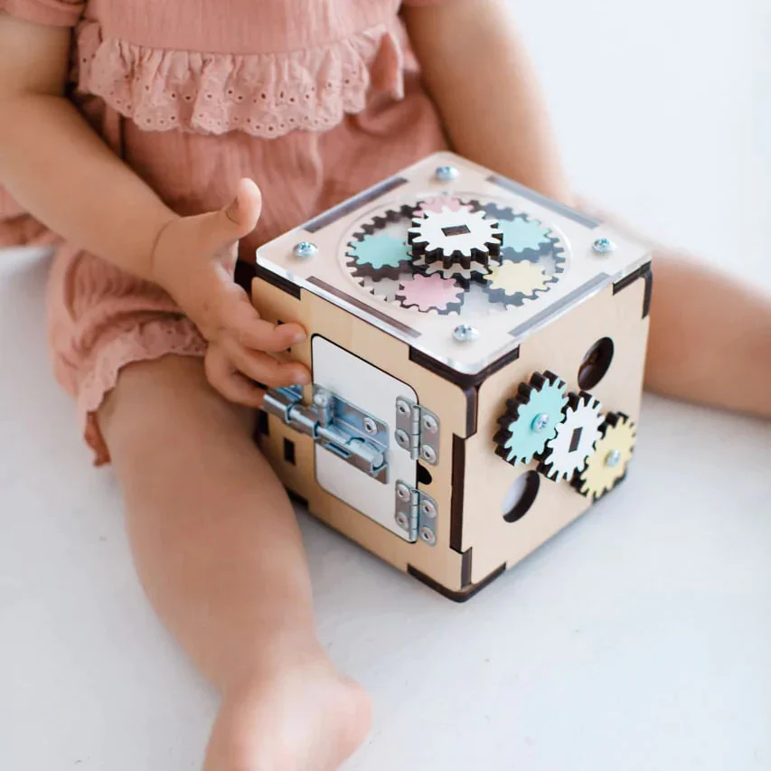 Casetta Montessori in Legno Bianco Pastello e Busy Cube set