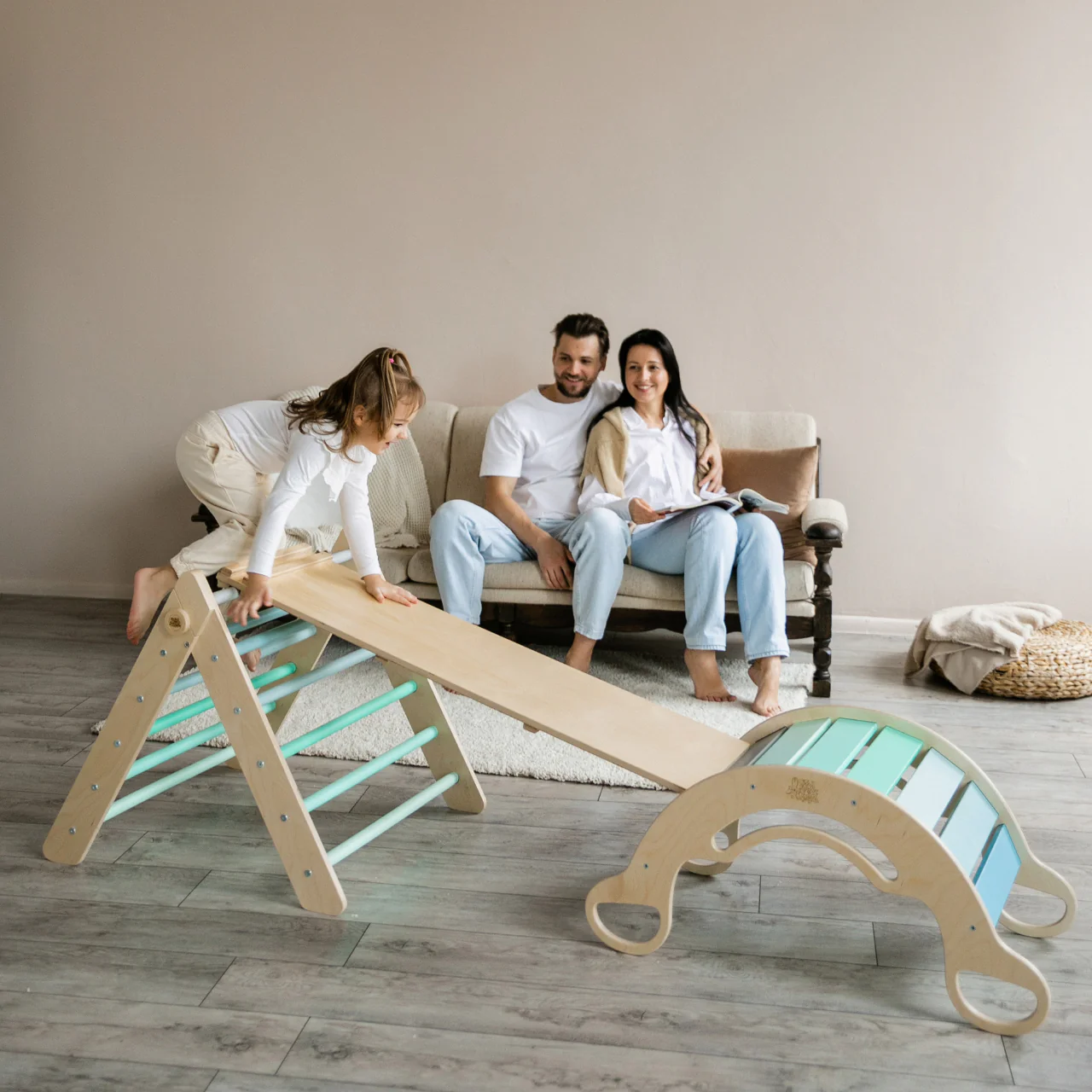 Triangolo di Pikler + tavola bifacciale + Dondolo Montessori in legno