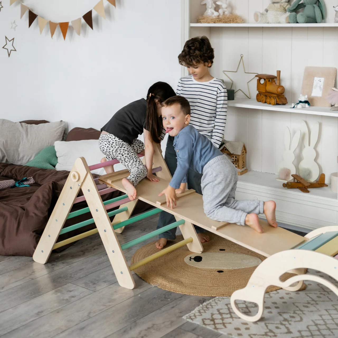 Triangolo di Pikler + tavola bifacciale + Dondolo Montessori in legno