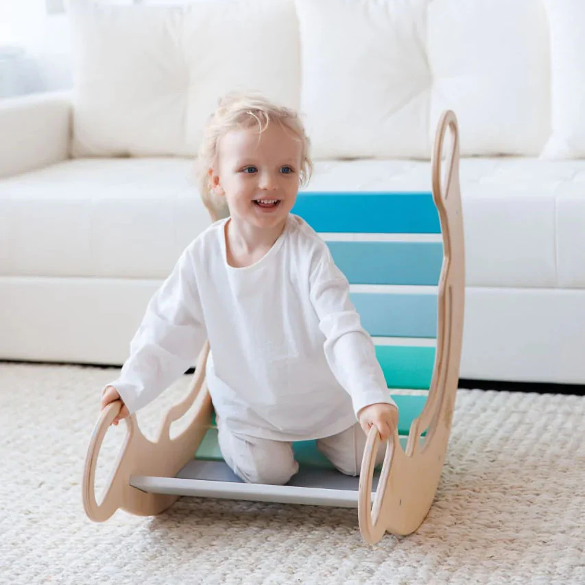 Triangolo di Pikler + tavola bifacciale + Dondolo Montessori in legno