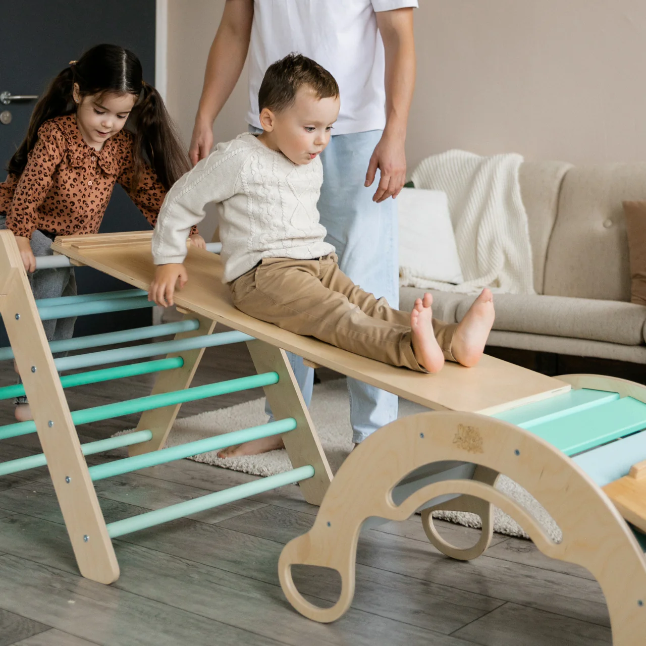 Triangolo di Pikler + tavola bifacciale + Dondolo Montessori in legno