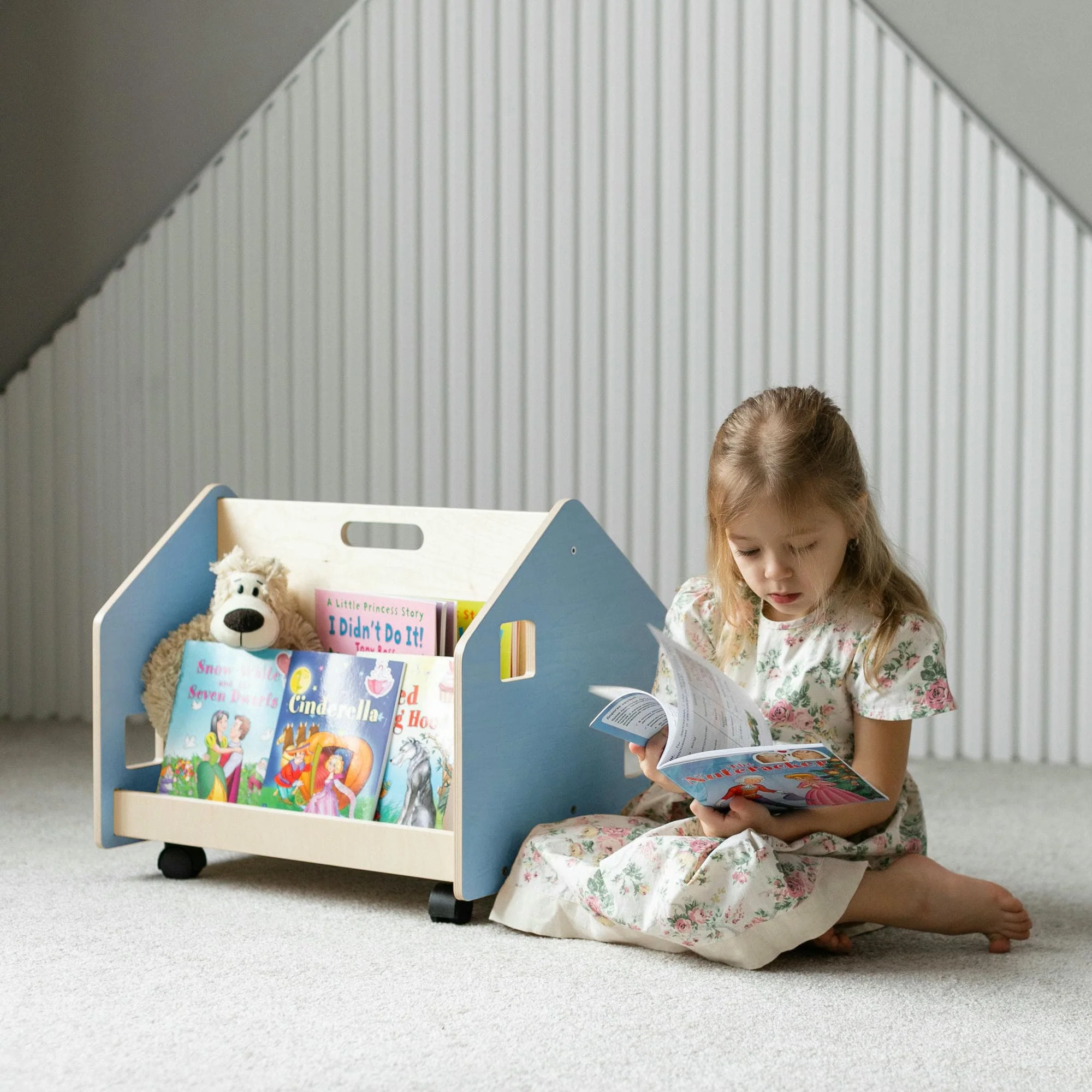 Libreria reversibile su ruote BusyKids - celeste