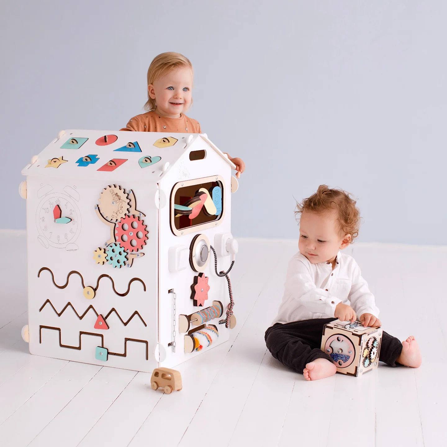 Casetta Montessori in Legno Bianco e Busy Cube set