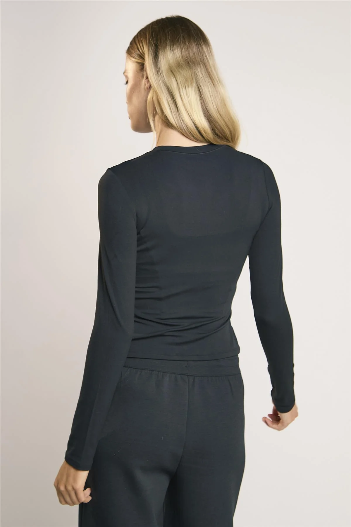 Signature Black Long-Sleeve- Top