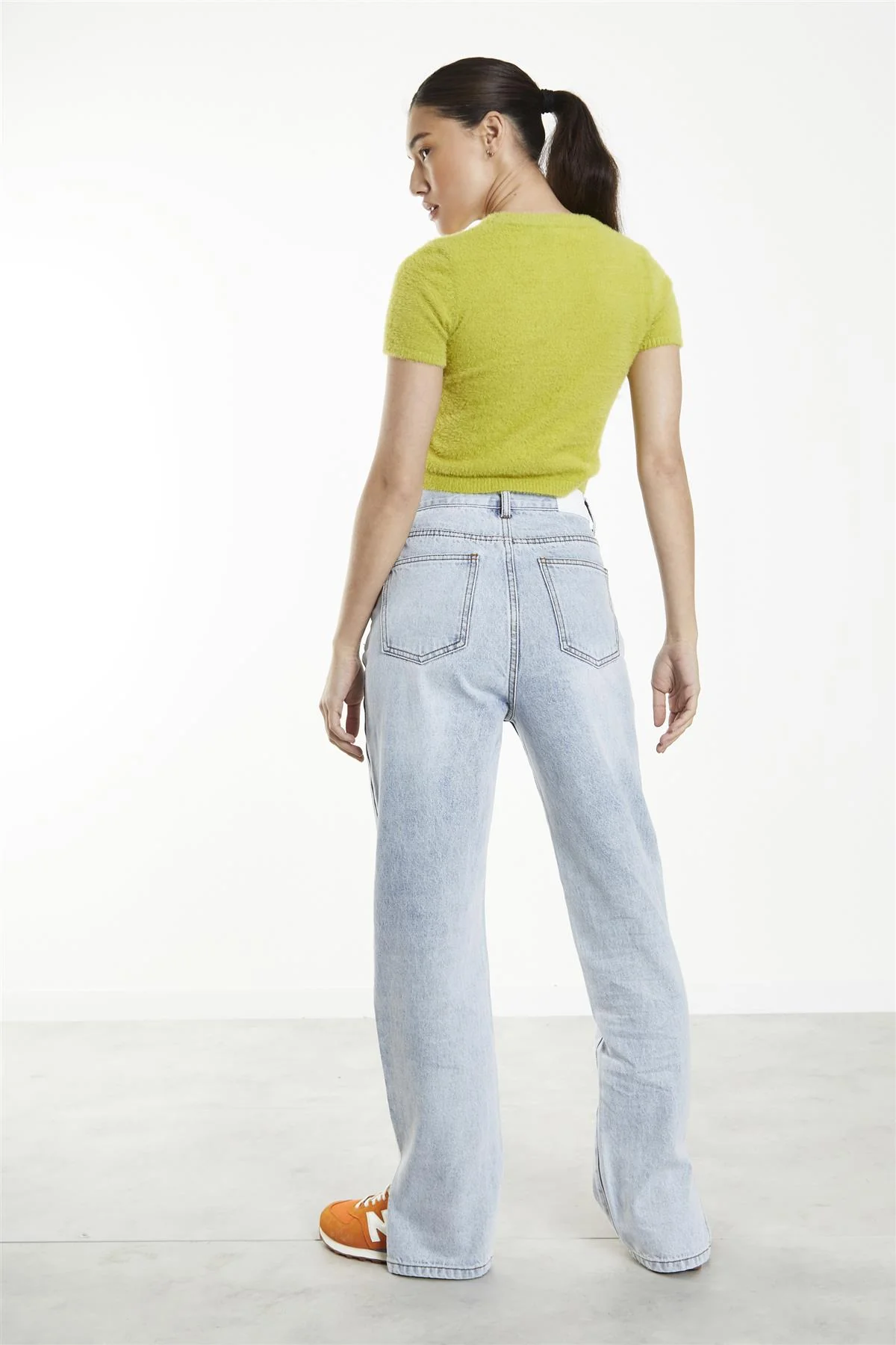 Light Vintage Wash Split-Hem Mom-Jeans