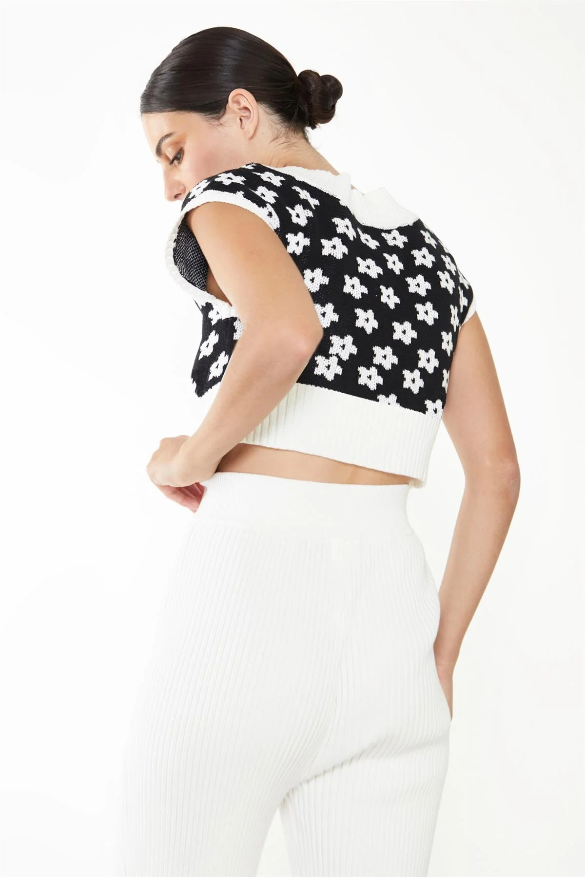 Black-White Retro-Flower  V-Neck Sleeveless Crop-Top